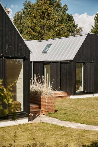 Vom Architekten gestaltetes Doppel-Ferienhaus, verkleidet mit Stahlprofilen und Holz, Skovsøvej 15, 4200 Slagelse
